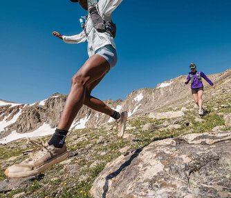 Deux coureurs sur un sentier en montagne.